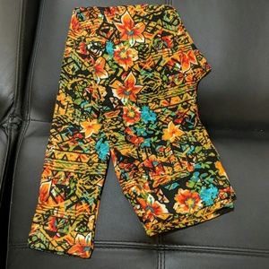 Tiki/tropical pattern leggings